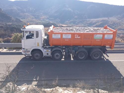 05 Autocarro con cassa arancio